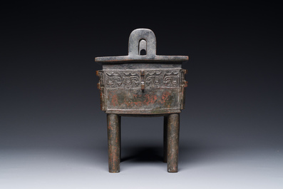 Een Chinees rechthoekig bronzen 'fangding' wierookvat in Westelijke Zhou-stijl, Ming