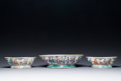 Three lobbed Chinese famille rose bowls, Yongzheng mark, 19th C.