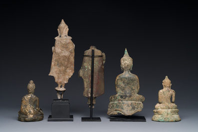 Een groep van vijf bronzen figuren van Boeddha, Thailand en Indonesi&euml;, 8/17e eeuw