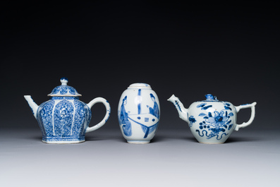 A Chinese blue and white tea caddy and two teapots, Kangxi/Qianlong