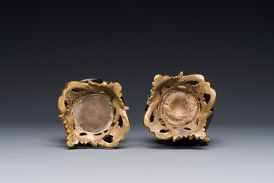Paire de vases en porcelaine de Chine famille rose sur fond noir aux montures en bronze dor&eacute;, Yongzheng