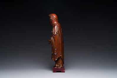 Een Chinese gelakte en deels vergulde houten Guanyin, Ming