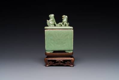 Br&ucirc;le-parfum couvert de forme rectangulaire en porcelaine de Chine c&eacute;ladon de Longquan sur socle en bois, Ming