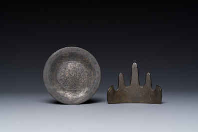 Groupe de quatre objets de bureau d'&eacute;rudit en bronze, marque Shi Sou 石叟, Chine, Ming/Qing