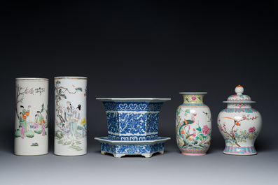 Two Chinese qianjiang cai hat stands, a blue and white jardiniere on stand, a famille rose vase and a covered vase, 19/20th C.