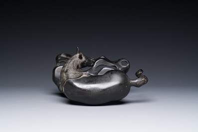 Rare sculpture d'un cheval en bronze, Chine, Ming