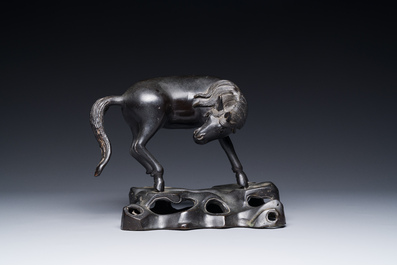 Een zeldzaam Chinees bronzen beeld van een paard, Ming