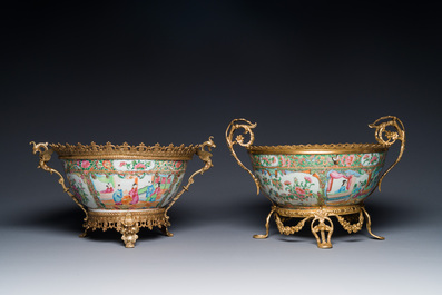 Deux bols en porcelaine de Chine famille rose de Canton aux montures en bronze dor&eacute;, 19&egrave;me