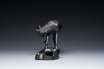 Een zeldzaam Chinees bronzen beeld van een paard, Ming