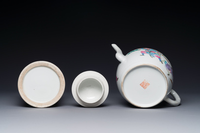 Une th&eacute;i&egrave;re et un pot &agrave; pinceaux en porcelaine de Chine famille rose &agrave; d&eacute;cor 'Wu Shuang Pu', marque et &eacute;poque de Daoguang