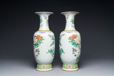 Paire de vases en porcelaine de Chine famille rose &agrave; d&eacute;cor d'oiseaux parmi des branches fleuries, marque de Qianlong, R&eacute;publique