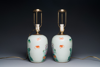 Een paar Chinese famille rose 'Acht Onsterfelijken' gemberpotten omgevormd tot lampen, 19e eeuw