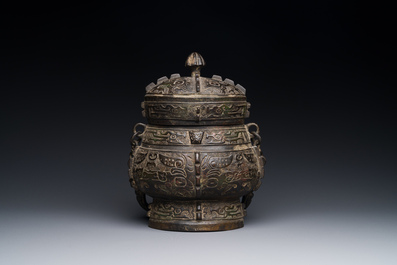 Een Chinees bronzen ritueel wijnvat en deksel, 'you', Yuan/Ming