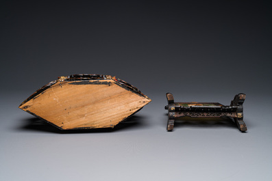 Un paravent de table en bois mont&eacute; de pierres pr&eacute;cieuses et un retable ou 'chanab' pour le march&eacute; du D&eacute;troit ou de Peranakan, Chine, 19/20&egrave;me