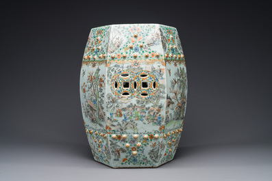 A Chinese Canton famille verte garden seat with figurative design, 19th C.