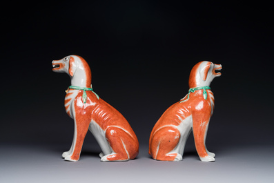 Paire de mod&egrave;les de chiens en porcelaine de Chine polychrome d'exportation, Qianlong