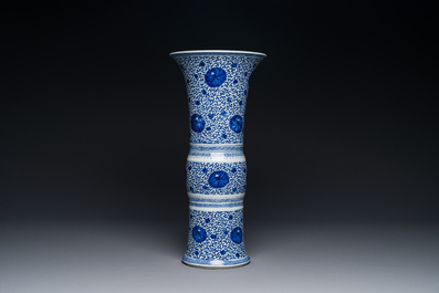 Vase de forme 'gu' en porcelaine de Chine en bleu et blanc &agrave; d&eacute;cor de rinceaux de chrysanth&egrave;me, Kangxi