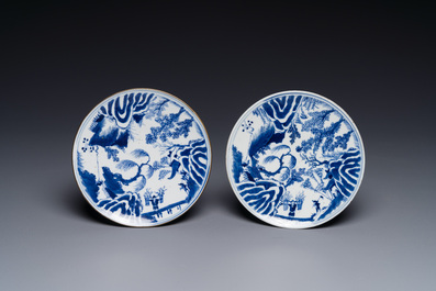 Een paar zeldzame Chinese blauw-witte offertazza's met 'visser, houthakker, boer en geleerde 漁樵耕讀圖' decor, Zhu Jiang Ruo Ji 珠江若記 merk, 19e eeuw