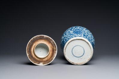 Vase couvert en porcelaine de Chine en bleu et blanc &agrave; d&eacute;cor de rinceaux de lotus, Kangxi