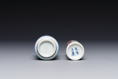 Deux tabati&egrave;res en porcelaine de Chine en bleu, blanc et rouge de cuivre, marque de Qianlong, 19&egrave;me