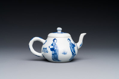 Een Chinese blauw-witte 'Lange Lijzen' theepot met deksel, Chenghua merk, Kangxi