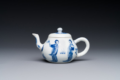 Een Chinese blauw-witte 'Lange Lijzen' theepot met deksel, Chenghua merk, Kangxi
