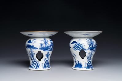 Een paar zeldzame Chinese blauw-witte offertazza's met 'visser, houthakker, boer en geleerde 漁樵耕讀圖' decor, Zhu Jiang Ruo Ji 珠江若記 merk, 19e eeuw