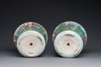 Paire de jardini&egrave;res sur supports en porcelaine de Chine famille rose de Canton, 19&egrave;me