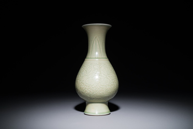 Een Chinese monochrome celadon geglazuurde vaas met floraal anhua decor, Kangxi