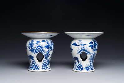 Paire de tazzas d'offrande en porcelaine de Chine en bleu et blanc &agrave; d&eacute;cor de '漁樵耕讀圖', marque Zhu Jiang Ruo Ji 珠江若記, 19&egrave;me