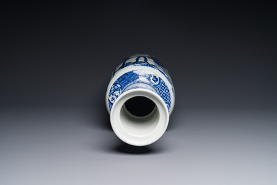 Een grote Chinese blauw-witte rouleauvaas met 'Guo Ziyi 郭子儀拜壽' decor, Kangxi