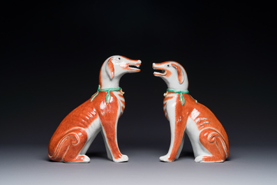 Paire de mod&egrave;les de chiens en porcelaine de Chine polychrome d'exportation, Qianlong