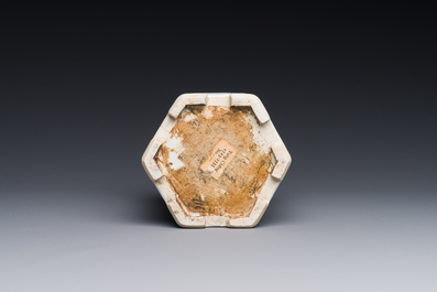 Pot &agrave; pinceaux de forme hexagonale en porcelaine de Chine famille rose, Yongzheng