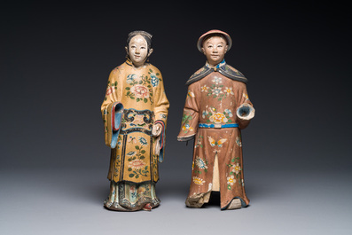 Een paar Chinese export figuren met knikkende hoofden in polychroom beschilderde klei, 18/19e eeuw