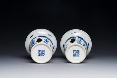 Een paar zeldzame Chinese blauw-witte offertazza's met 'visser, houthakker, boer en geleerde 漁樵耕讀圖' decor, Zhu Jiang Ruo Ji 珠江若記 merk, 19e eeuw