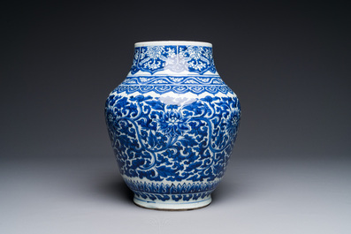 Vase en porcelaine de Chine en bleu et blanc &agrave; d&eacute;cor de rinceaux de lotus, p&eacute;riode Transition