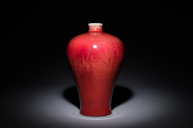 Een Chinese flamb&eacute; geglazuurde 'meiping' vaas, 18e eeuw