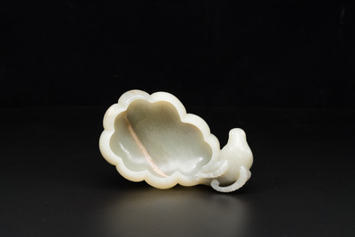 Lave-pinceaux en jade c&eacute;ladon en forme de fleur avec t&ecirc;te de b&eacute;lier, Chine, 17&egrave;me