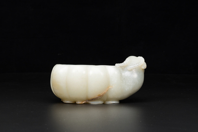 Lave-pinceaux en jade c&eacute;ladon en forme de fleur avec t&ecirc;te de b&eacute;lier, Chine, 17&egrave;me