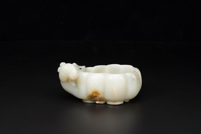 Lave-pinceaux en jade c&eacute;ladon en forme de fleur avec t&ecirc;te de b&eacute;lier, Chine, 17&egrave;me