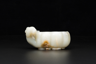 Lave-pinceaux en jade c&eacute;ladon en forme de fleur avec t&ecirc;te de b&eacute;lier, Chine, 17&egrave;me