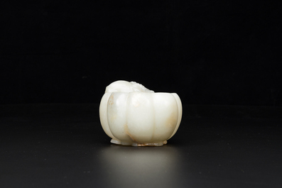 Lave-pinceaux en jade c&eacute;ladon en forme de fleur avec t&ecirc;te de b&eacute;lier, Chine, 17&egrave;me