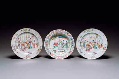 Paire d'assiettes en porcelaine de Chine famille rose &agrave; d&eacute;cor mandarin et une assiette &agrave; d&eacute;cor de 'Xi Xiang Ji' plate, Yongzheng/Qianlong