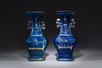Paire de vases en porcelaine de Chine &agrave; d&eacute;cor dor&eacute; sur fond bleu poudr&eacute;, Qianlong