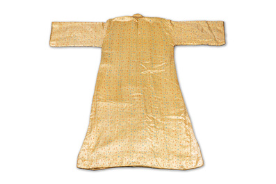 Een Iraanse met gouddraad geborduurde zijden kaftan, een hoed, een muntarmband en een Koranhouder, 19e eeuw
