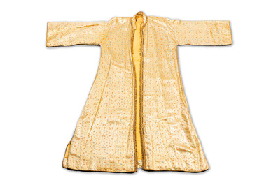 Een Iraanse met gouddraad geborduurde zijden kaftan, een hoed, een muntarmband en een Koranhouder, 19e eeuw