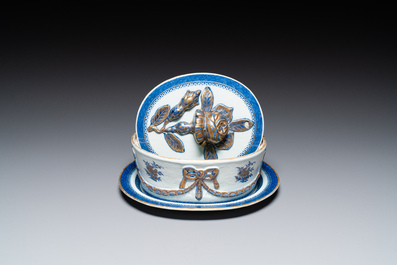 A Chinese blue and white gilt-decorated tureen and cover on stand for the Swedish market, Jiaqing
