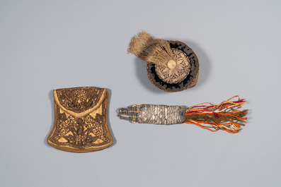 Een Iraanse met gouddraad geborduurde zijden kaftan, een hoed, een muntarmband en een Koranhouder, 19e eeuw