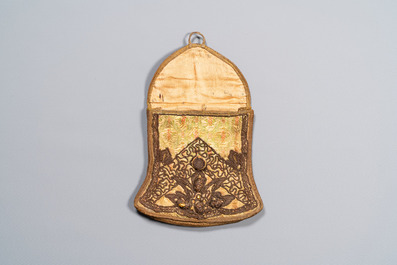 Een Iraanse met gouddraad geborduurde zijden kaftan, een hoed, een muntarmband en een Koranhouder, 19e eeuw