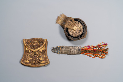 Een Iraanse met gouddraad geborduurde zijden kaftan, een hoed, een muntarmband en een Koranhouder, 19e eeuw